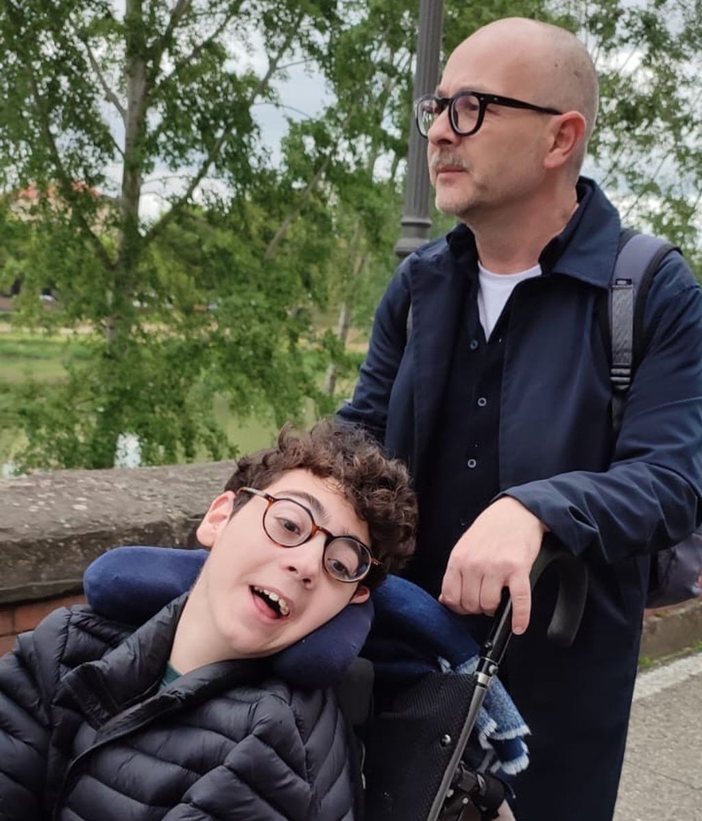 Oriol, el joven con una enfermedad genética ultrarrara que se comunica con la mirada: "Solo hay 36 años en España"