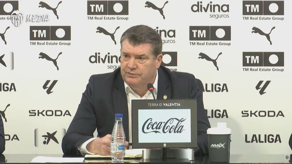 Ron Gourlay defiende a Carlos Corberán: "Confío plenamente en él, el entrenador siempre es el objetivo fácil"