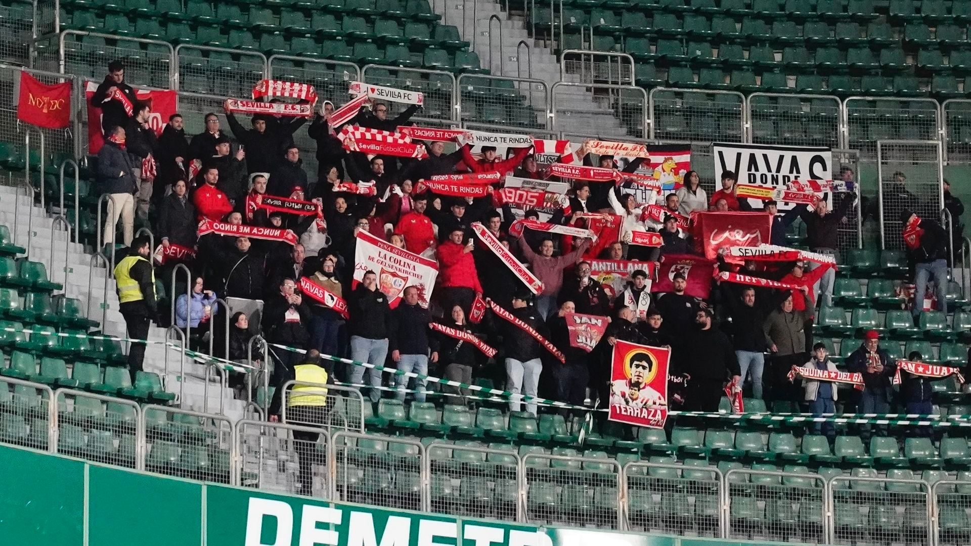 Sevillistas en el Martínez Valero