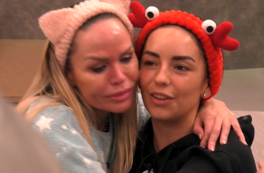 Sonia abraza a Anita