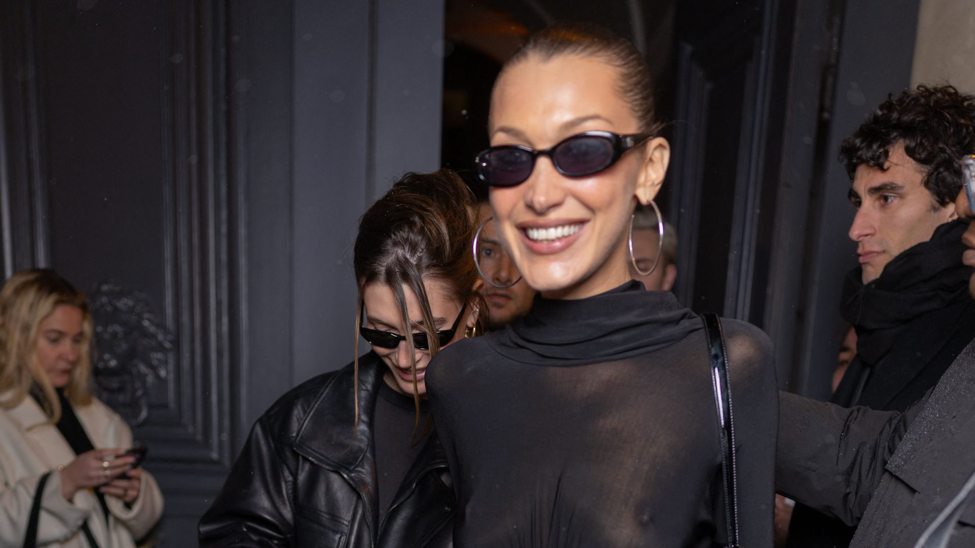 Bella Hadid llevando un 'clean look'