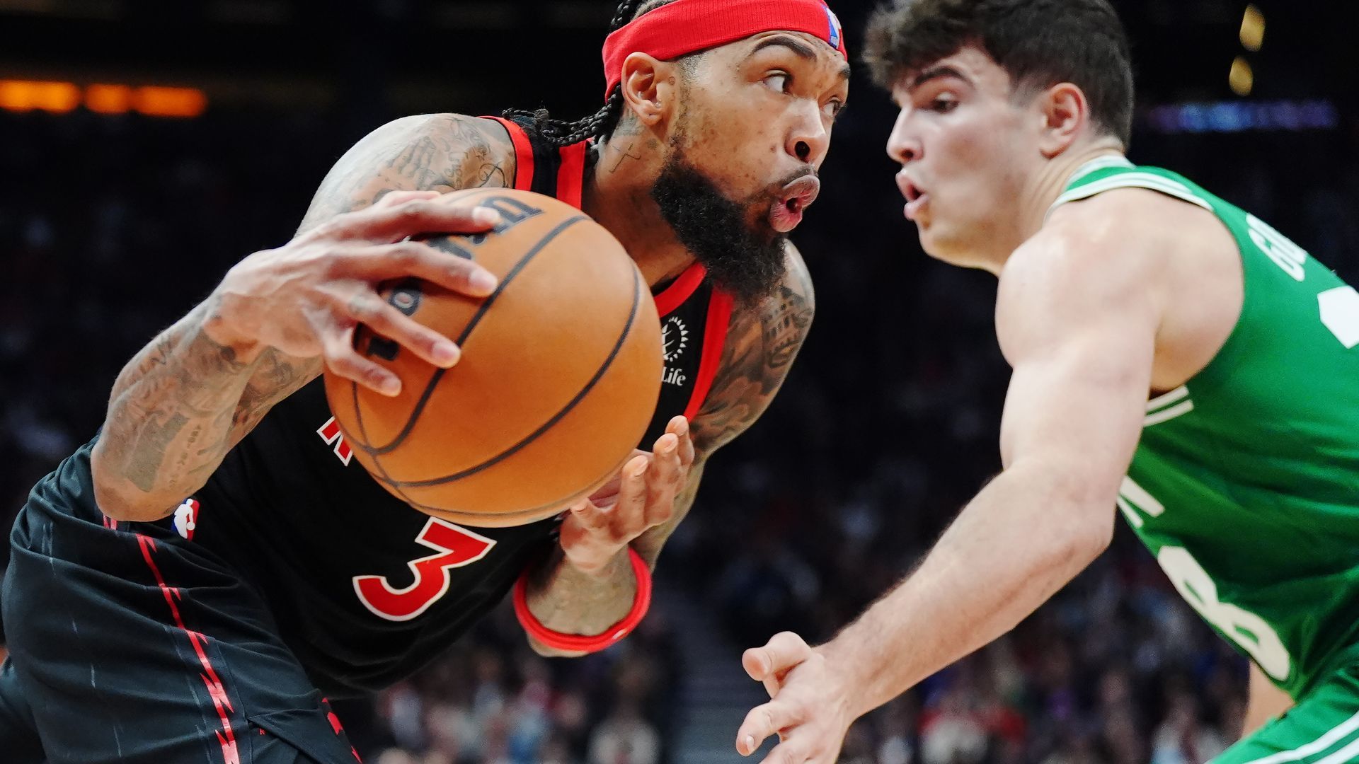 Brandon Ingram y Hugo González en un partido de la NBA Brandon Ingram y Hugo González en un partido de la NBA