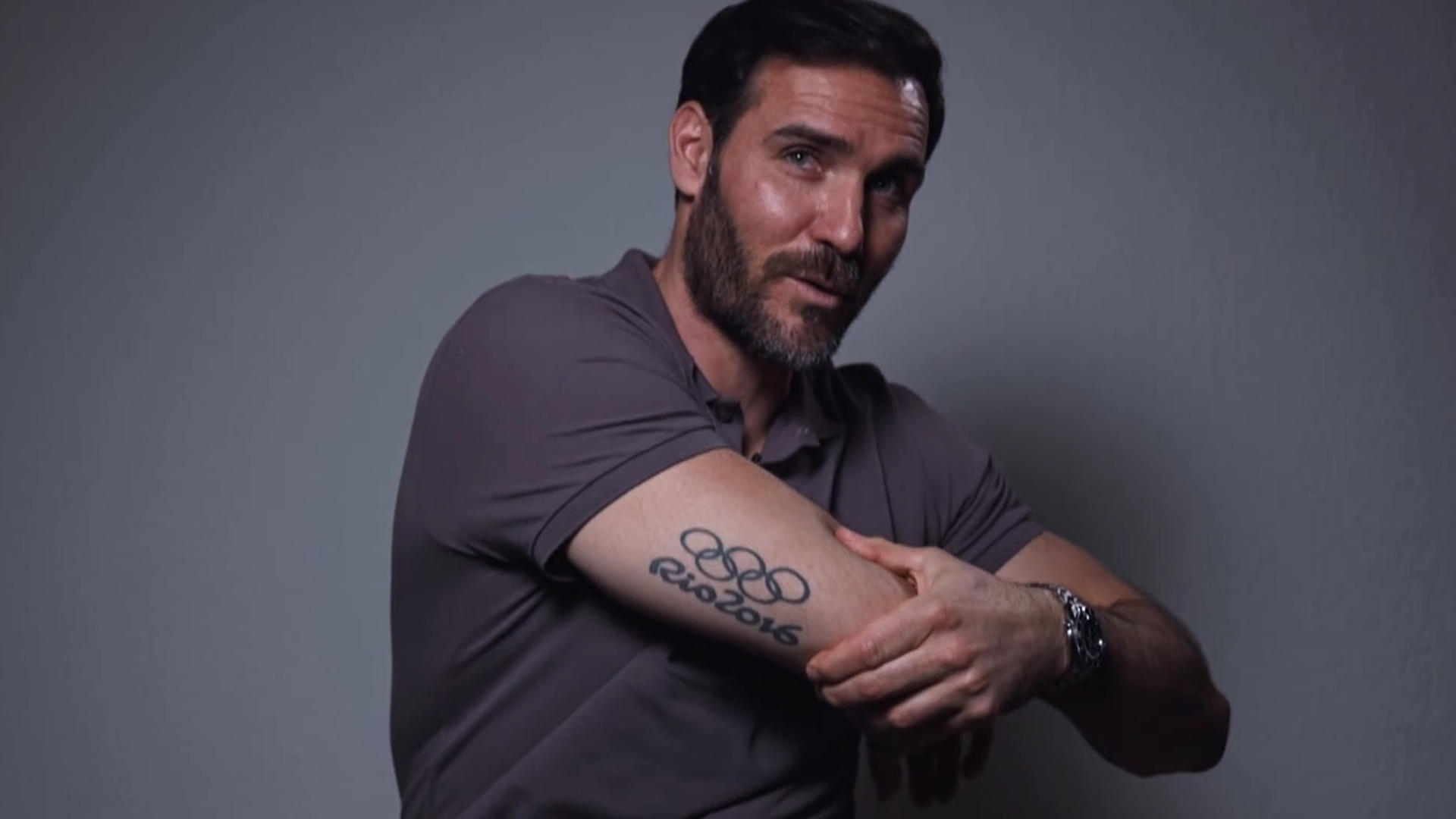 Craviotto muestra en su entrevista con ElDesmarque uno de los tatuajes de las medallas olímpicas forjadas en Andalucía