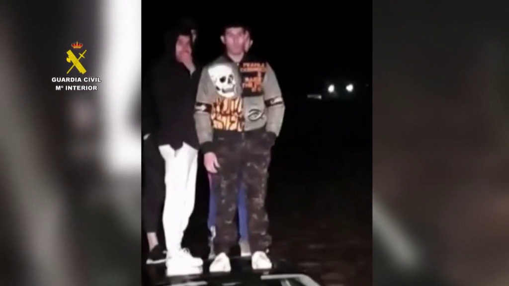 Cuatro jóvenes son rescatados in extremis en Huétor Tájar, Granada, tras quedar atrapados por la crecida del Genil y encaramarse al techo de su coche