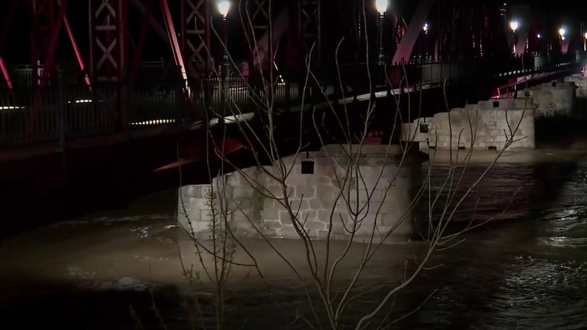 El Ayuntamiento reparte bombas de achique y material preventivo: el río Tajo permanece en aviso rojo