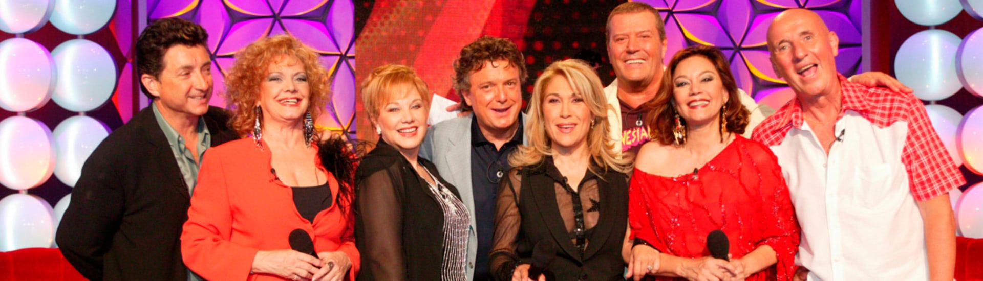 Elsa Baeza junto al resto de participantes del talent de Telecinco 'Vivo Cantando'