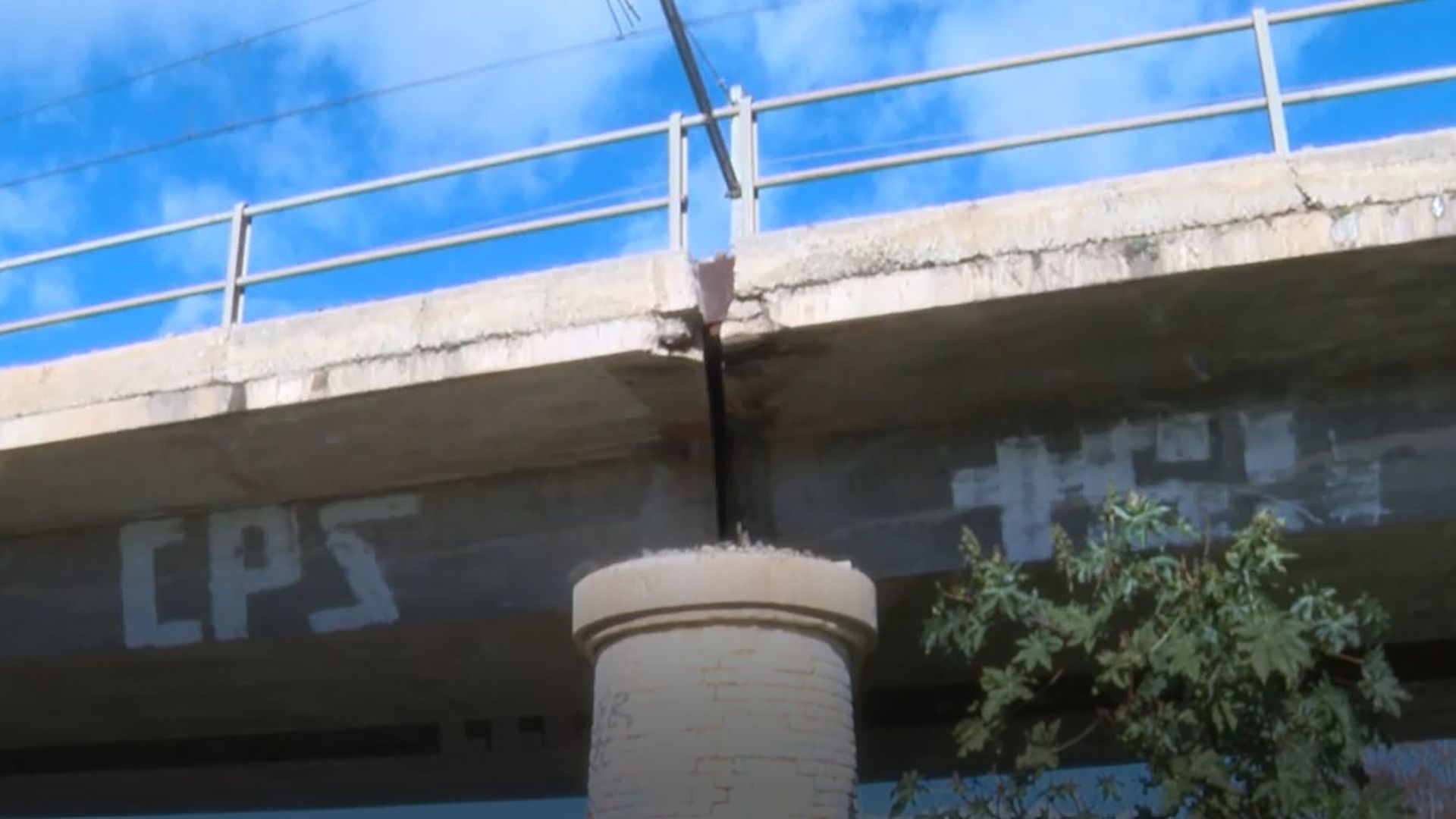 Estado de un puente ferroviario en Cubelles que asusta a los vecinos