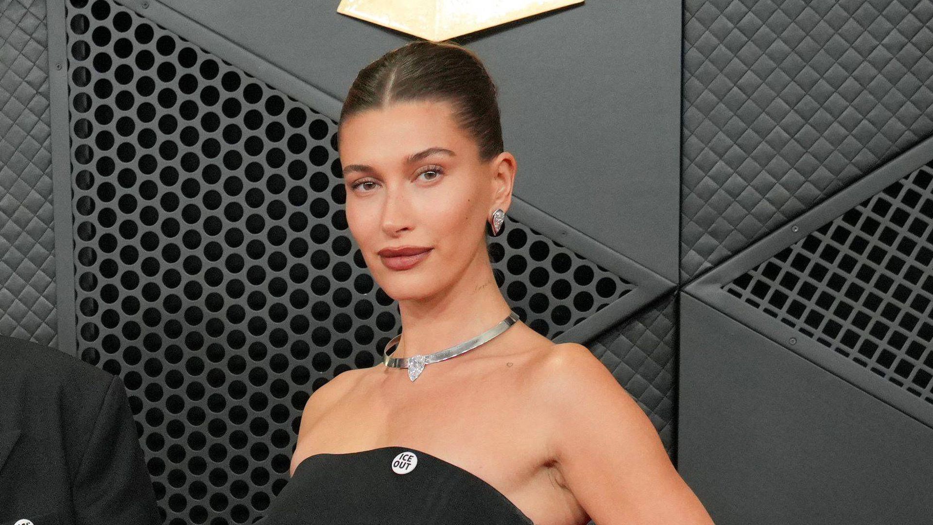Hailey Bieber en la alfombra roja de los Premios Grammy con un 'clean look'