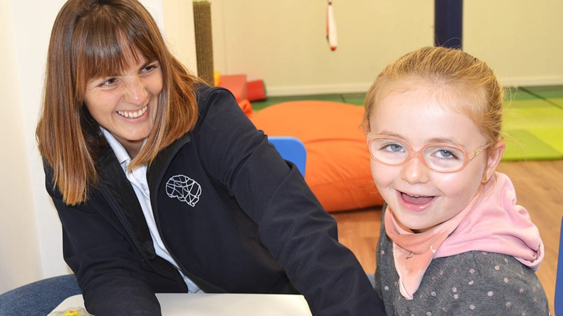 La pequeña Sara, con una de sus terapeutas