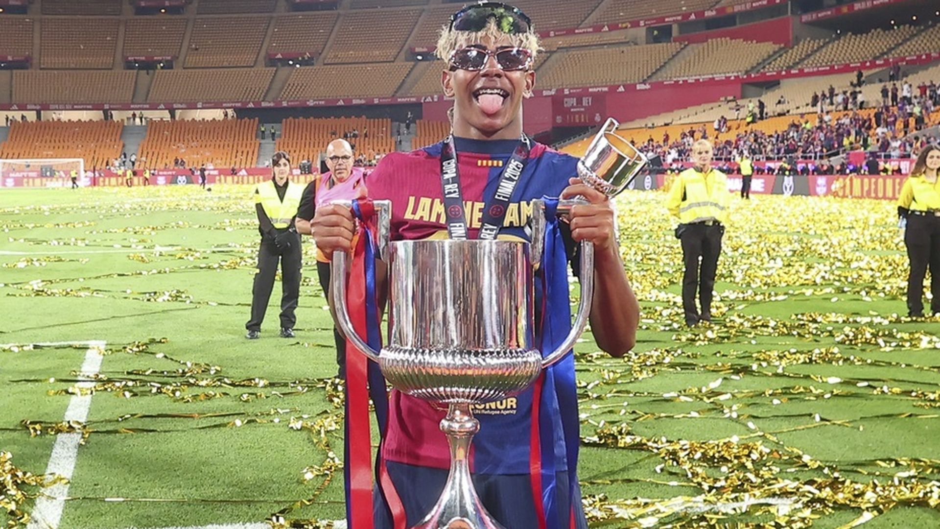 Lamine Yamal con el trofeo de la Copa del Rey en 2025