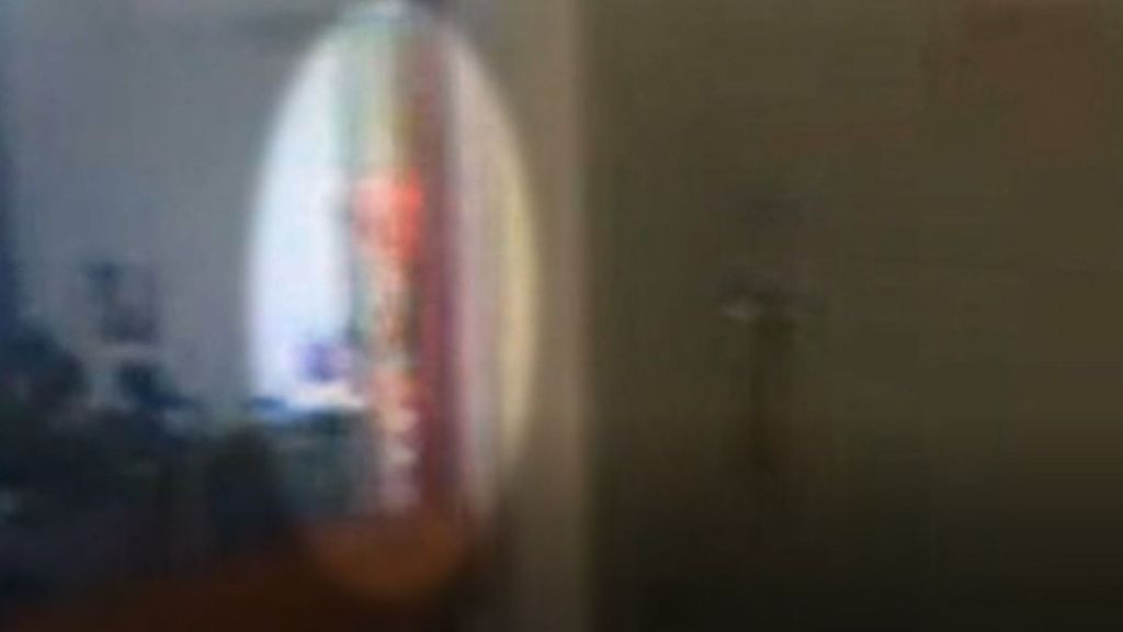 Las imágenes de un vídeo ponen en tela de juicio el suicidio de Epstein: ¿Quién es la silueta naranja que iba a su celda?