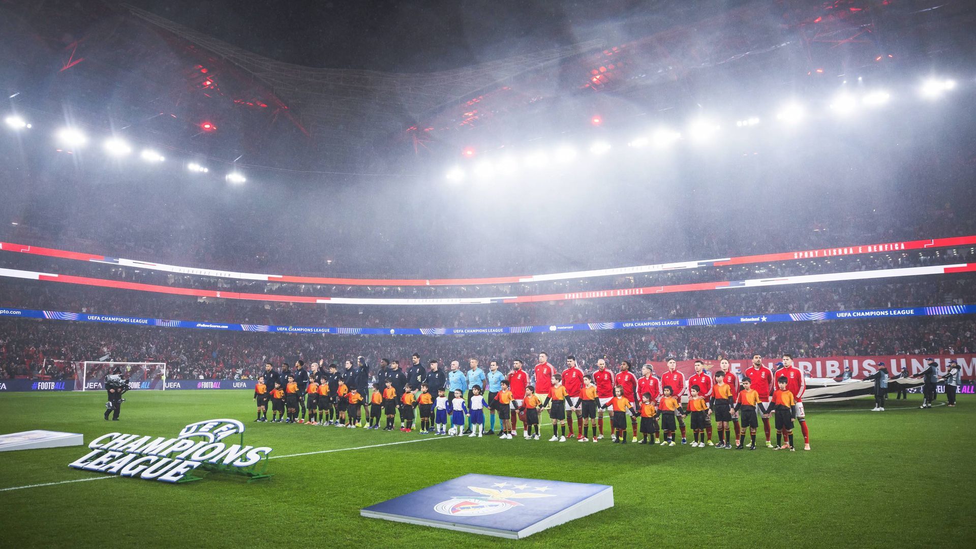 Los jugadores del Madrid y el Benfica antes del partido