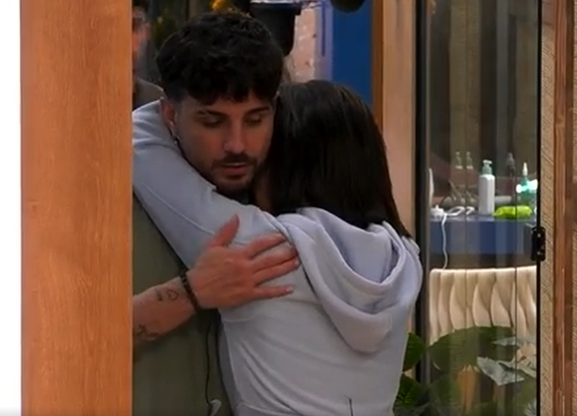 Manu consuela a Anita