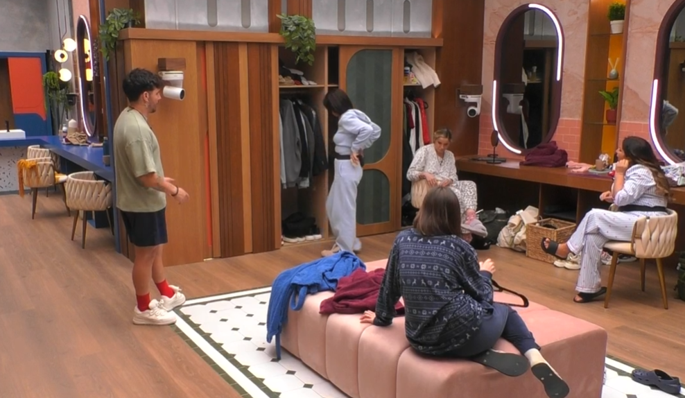 Manuel departe con Gloria