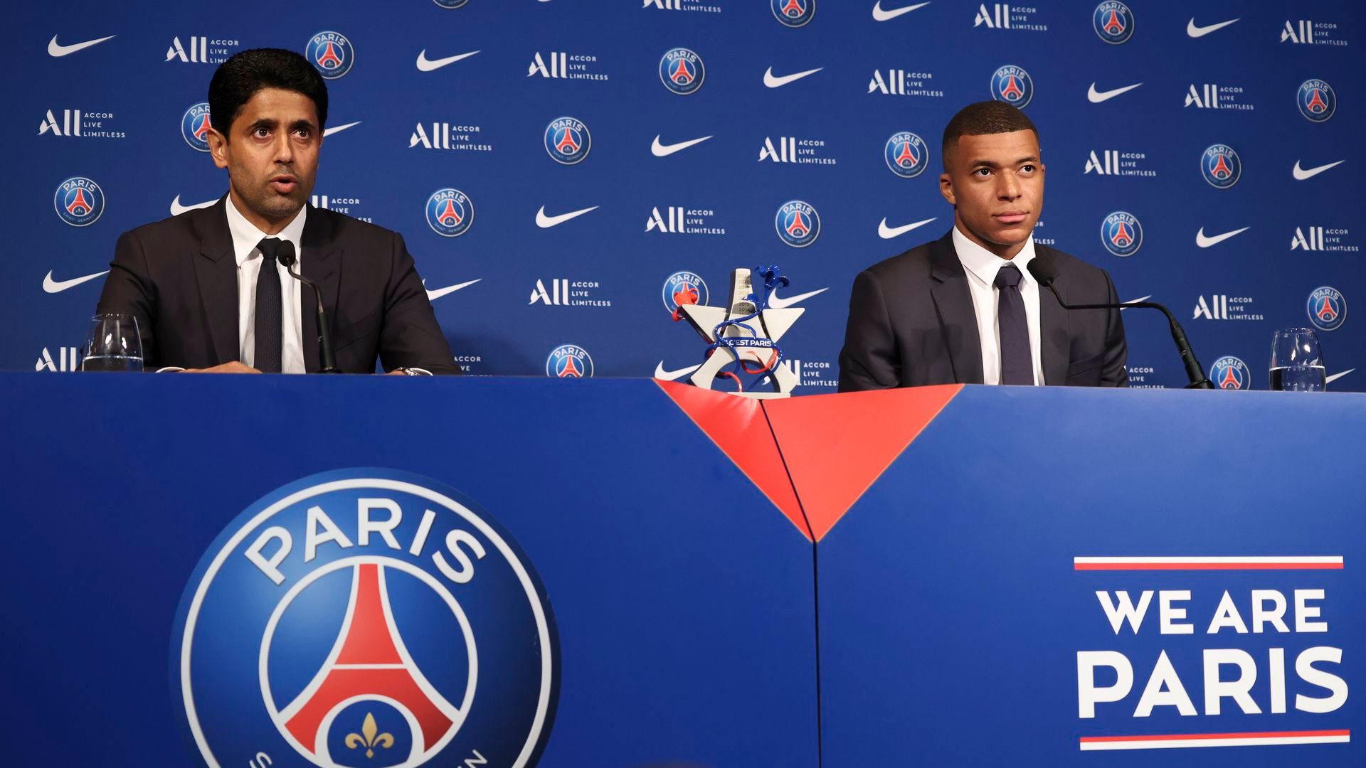 Nasser Al-Khelaifi y Mbappé en un acto con el PSG