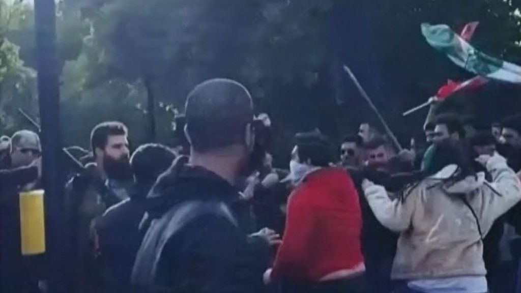 Violenta protesta frenta a la embajada de Irán en Londres por el asesinato de Mahsa Amini