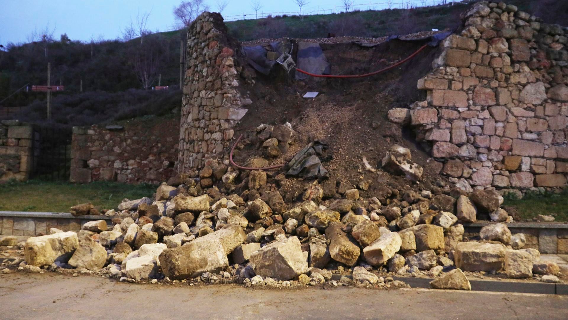 Se derrumba un muro de las laderas del Cerro de San Vicente en Salamanca