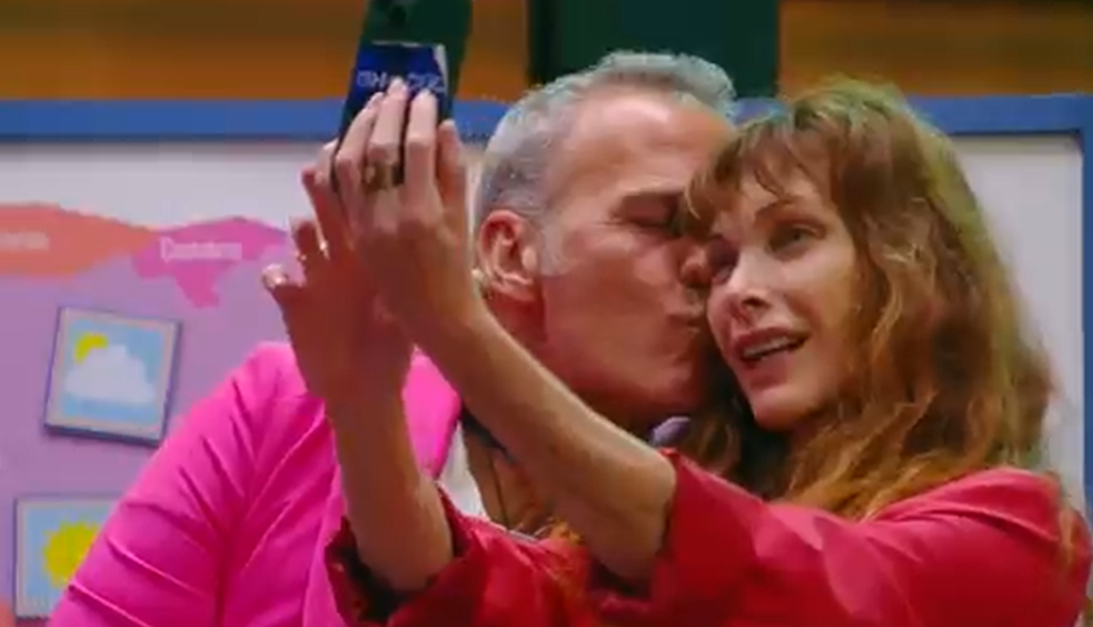 Carlos besa la mejilla de Cristina