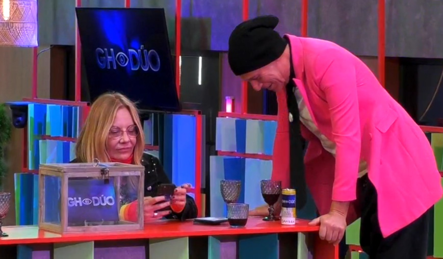 Carlos le cuenta a Belén lo que dice Cristina