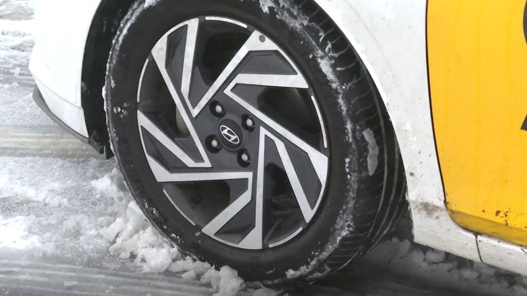 ¿Cómo colocar las cadenas en nuestro coche?: consejos para conducir en pleno temporal de nieve tras la llegada de la borrasca Marta