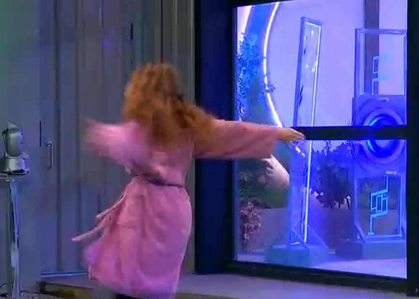 Cristina baila en el jardín