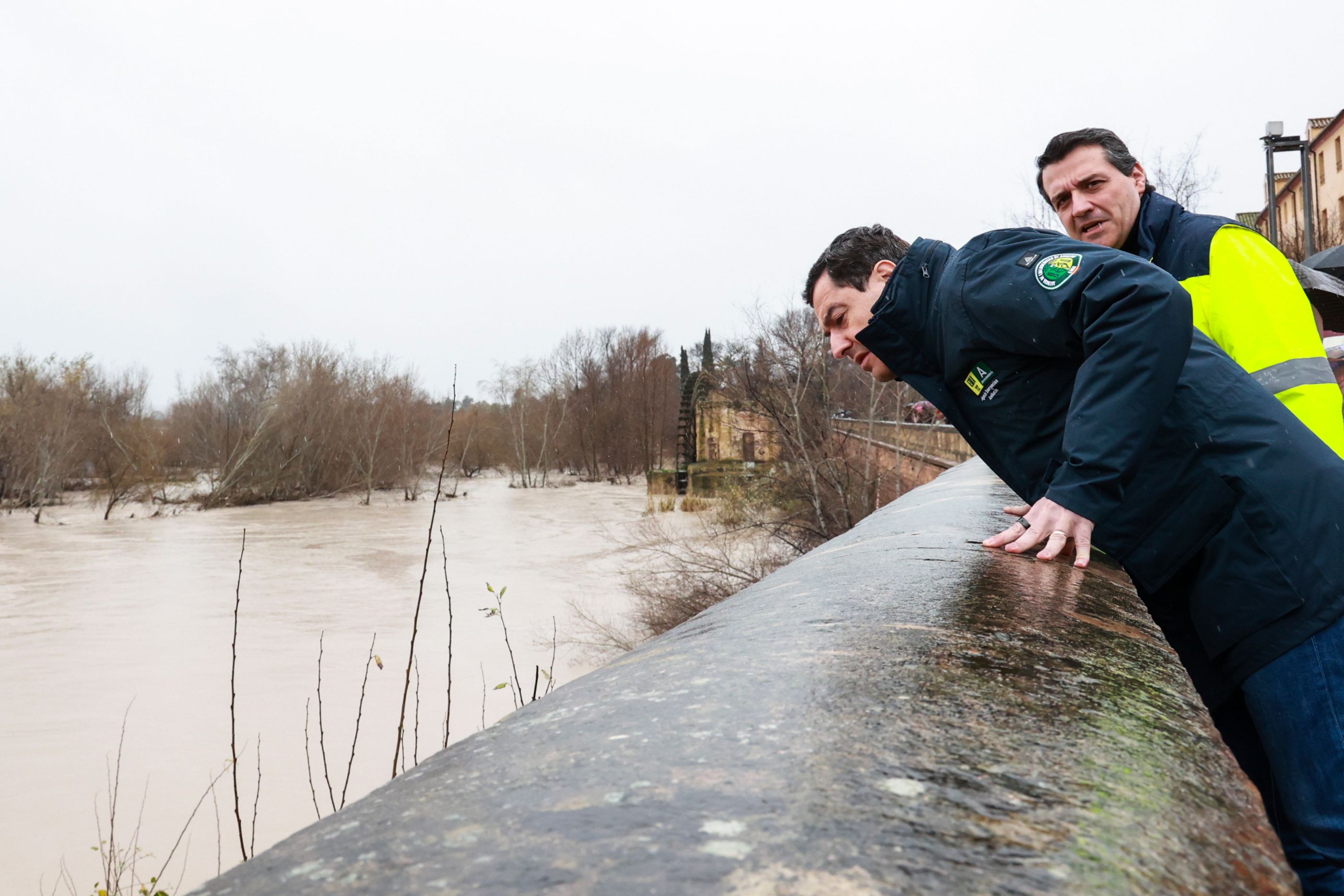 El presidente de la Junta de Andalucía Juanma Moreno viendo el nivel del río Guadalquivir