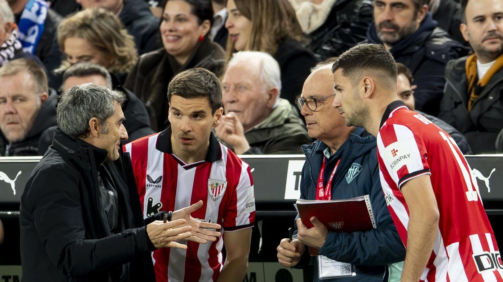 Ernesto Valverde da instrucciones en la Copa en Mestalla