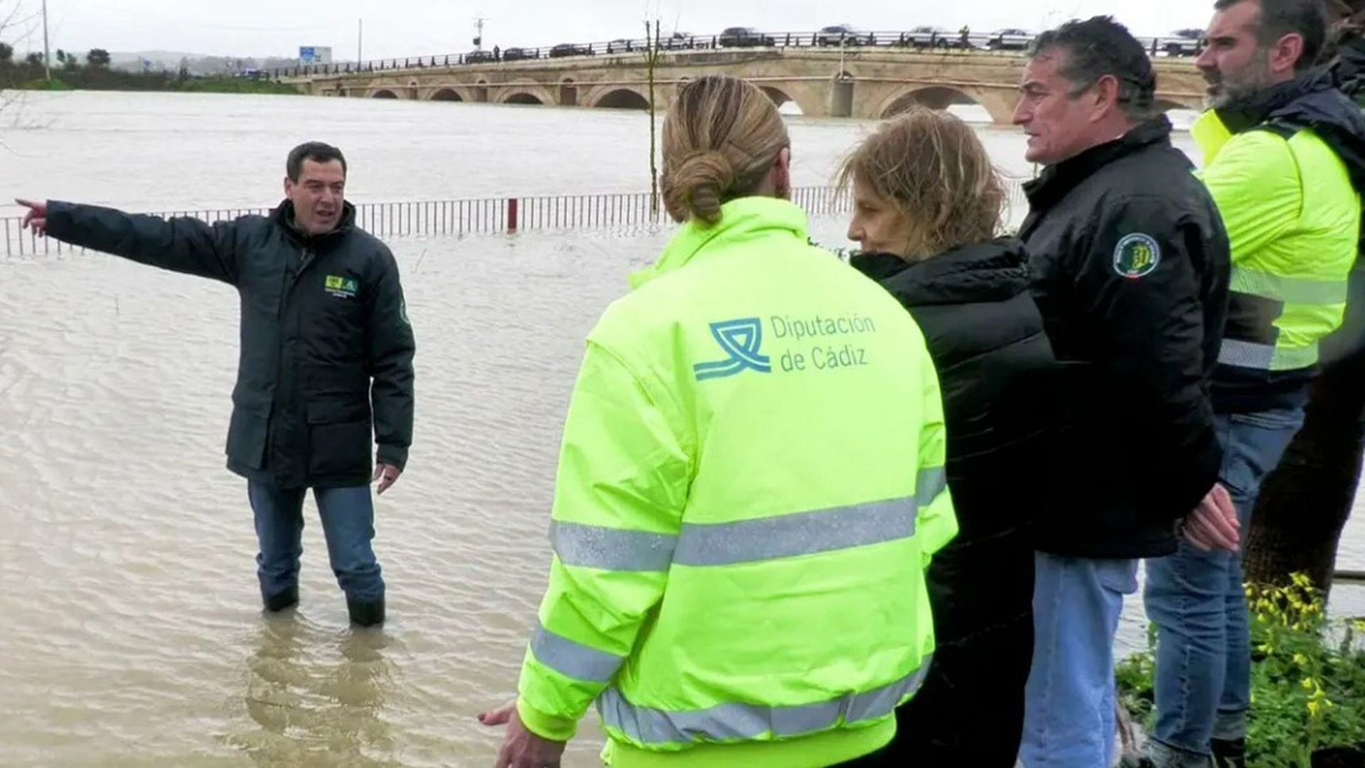 Juanma Moreno advierte del impacto económico de las borrascas: "Todas las administraciones tenemos que meter el hombro" Juanma Moreno advierte del impacto económico de las borrascas: "Todas las administraciones tenemos que meter el hombro"