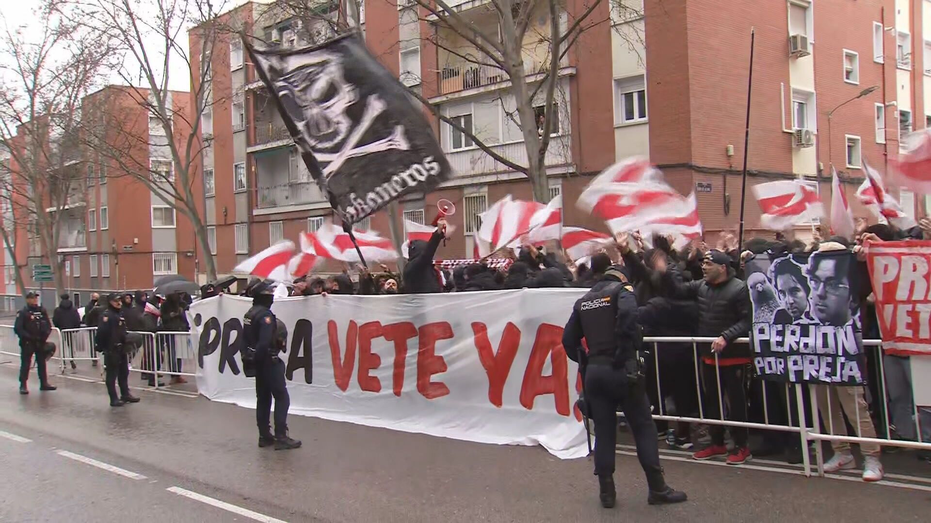La concentración de la afición del Rayo contra Presa