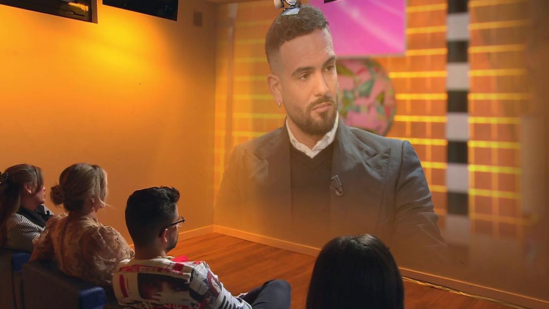 Su versión sobre la conversación en casa de Gloria