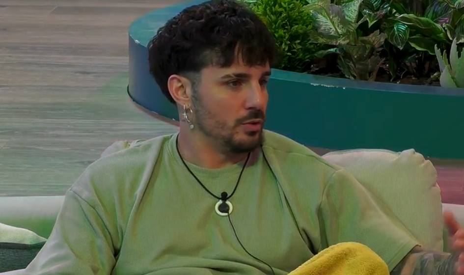 Manuel, de cháchara en el salón