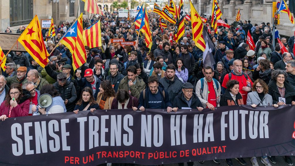 Miles de personas se manifiestan en Barcelona por las incidencias en Rodalies y "por un tren digno para todos": piden "un servicio de calidad"