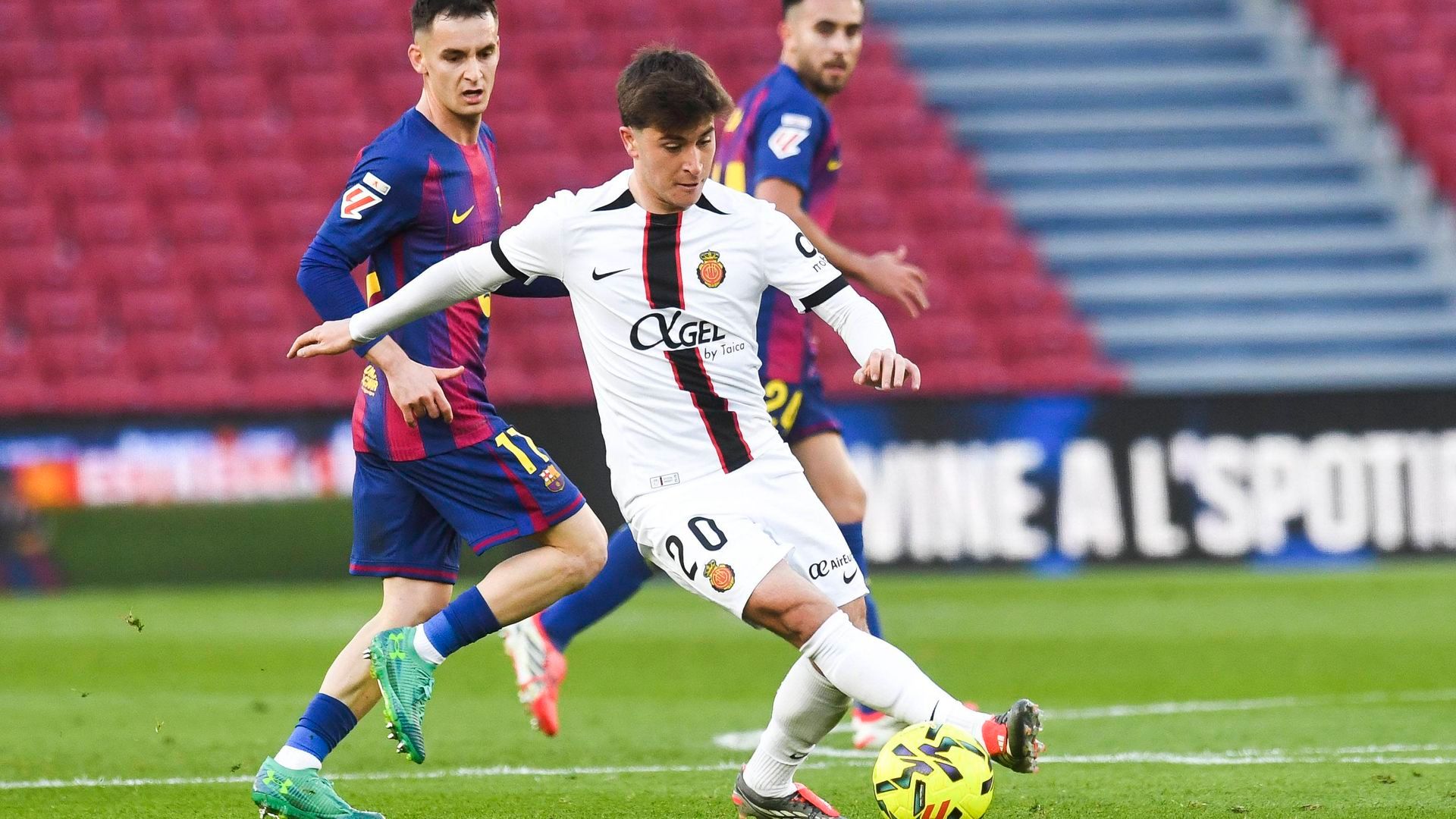 Pablo Torre conduce el balón en el Barcelona-Mallorca