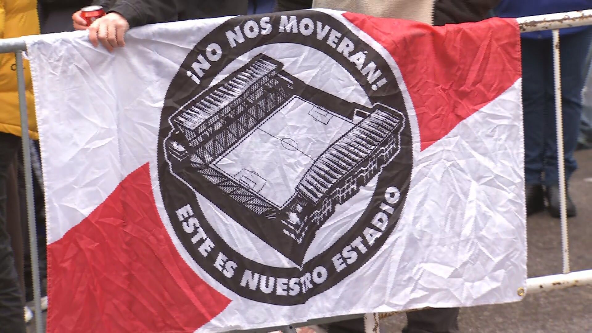 Pancarta sobre el Estadio de Vallecas