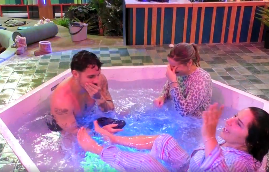 Raquel, Gloria y Manuel, en el jacuzzi