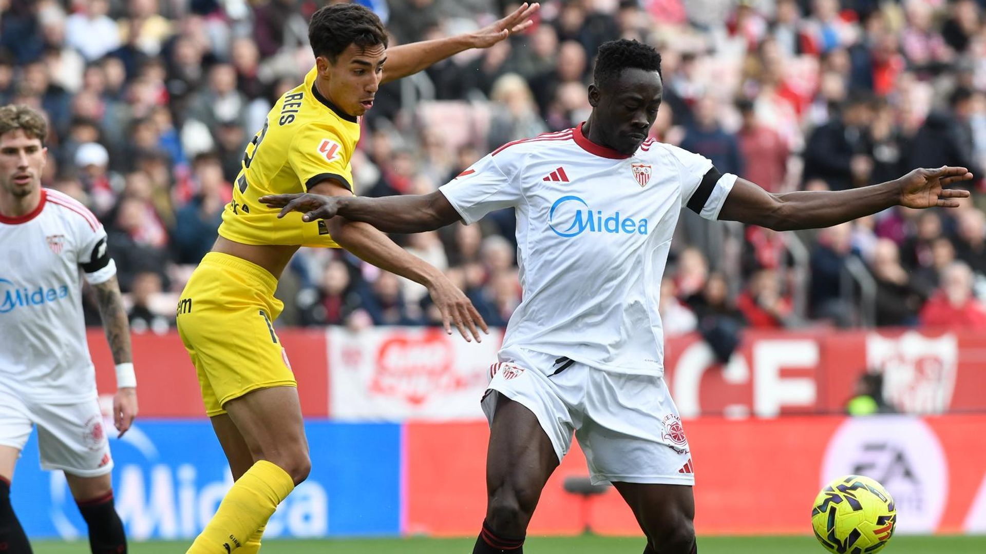 Akor Adams, tras la mano de Vitor Reis.