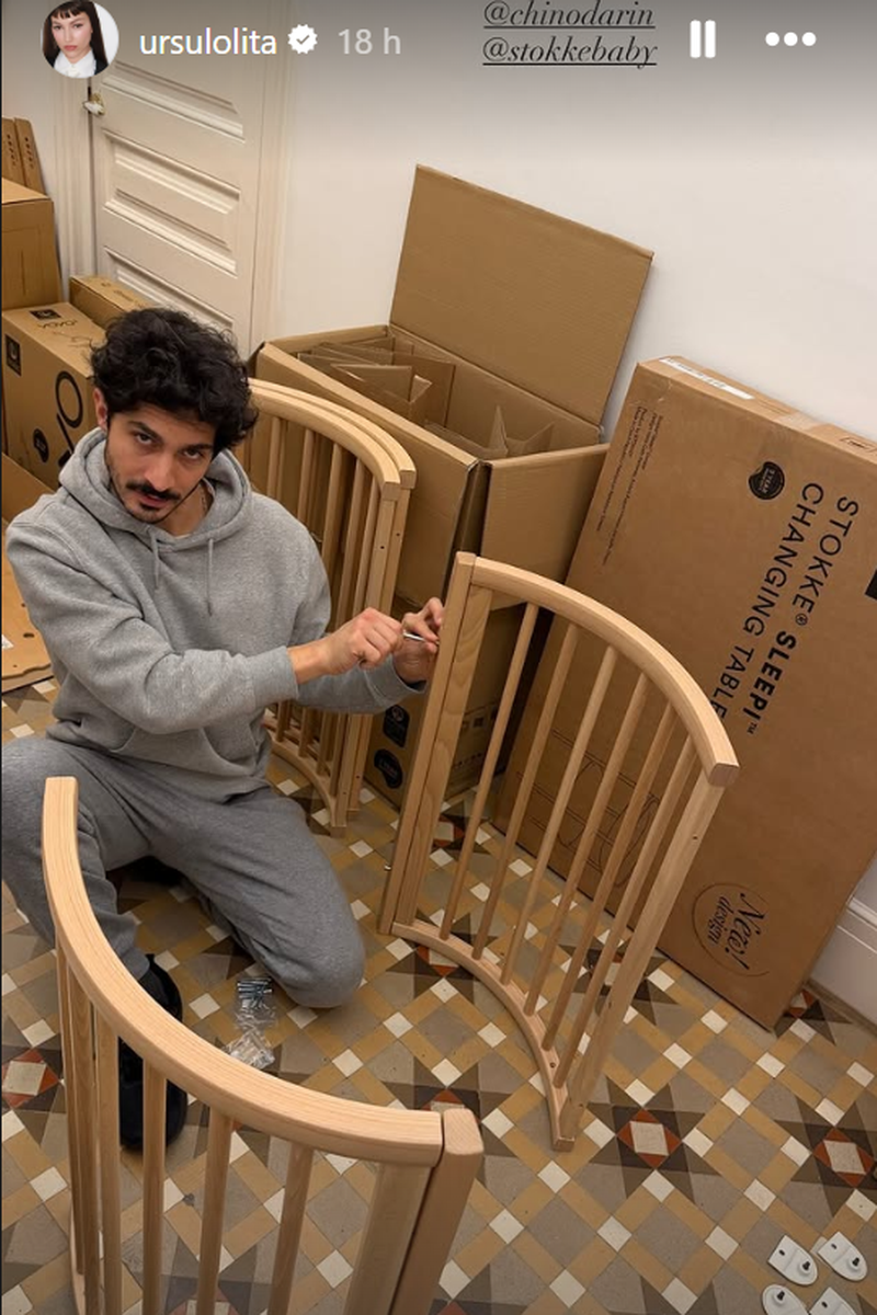 Chino Darín montando la cuna del bebé