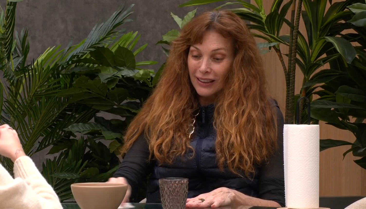 Crsitina charlando en la mesa