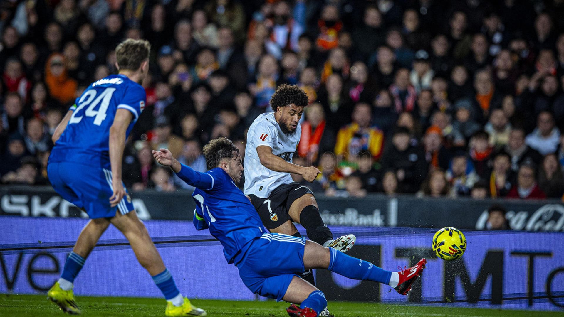 Danjuma ante el Real Madrid