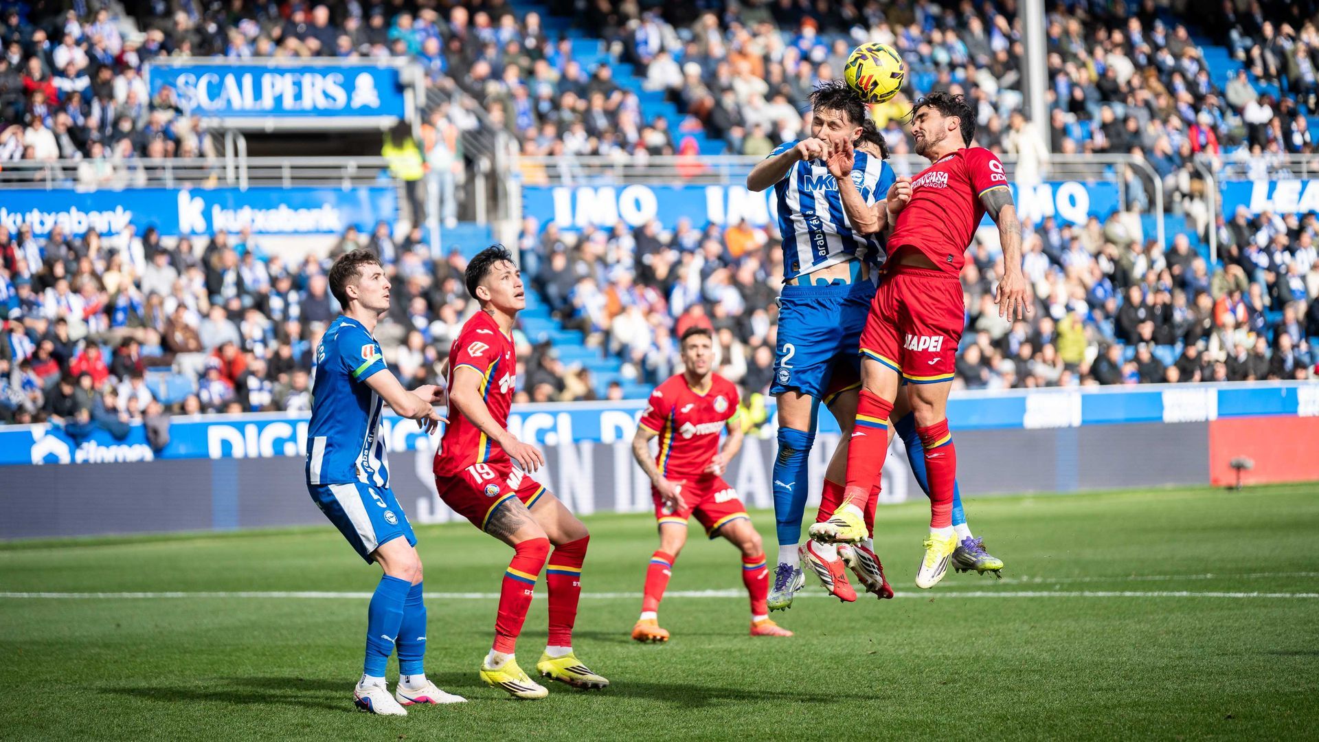 Facundo Garcés y Arambarri pelean un balón aéreo en el Alavés-Getafe