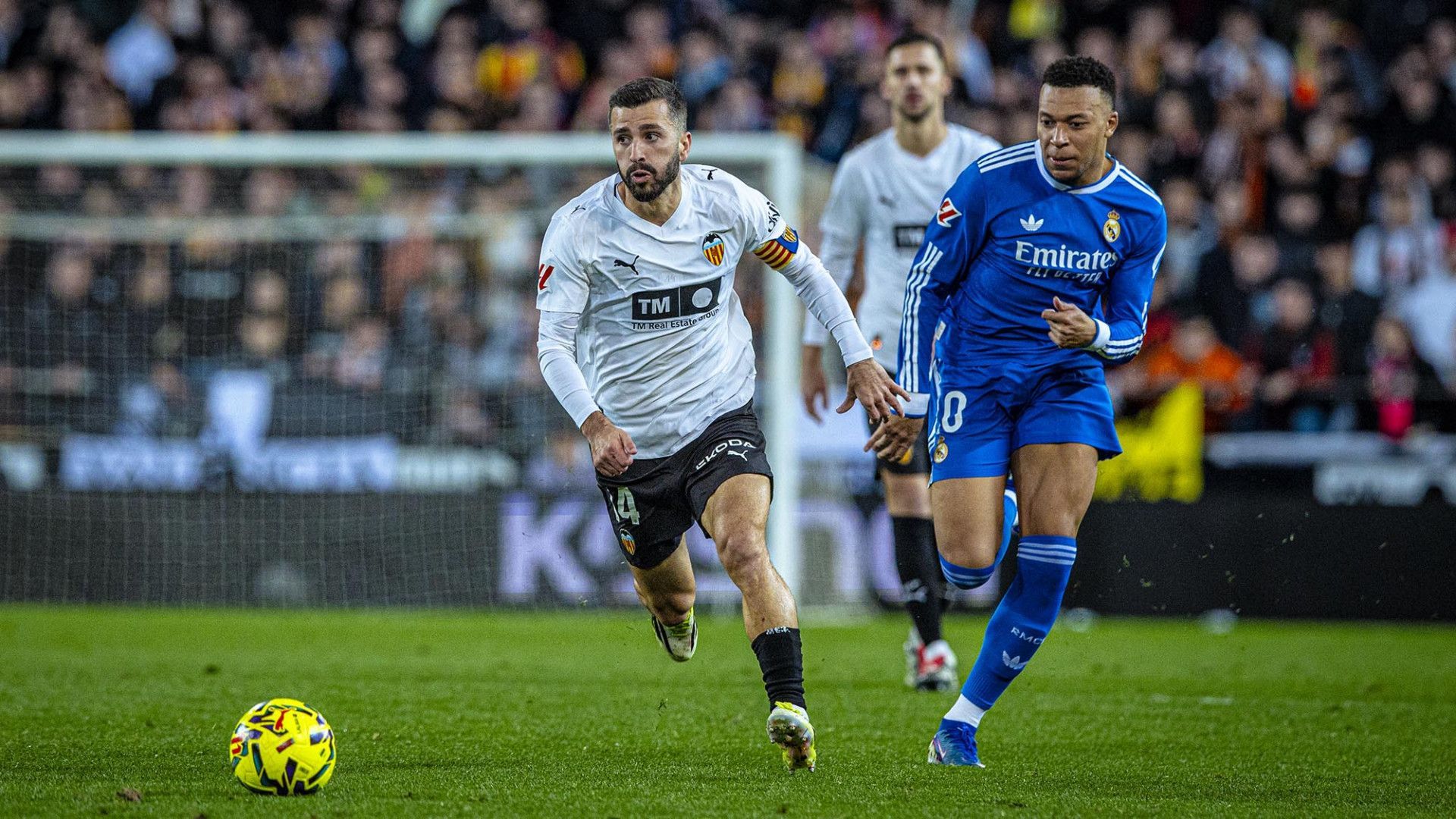 Gayà ante el Real Madrid en Mestalla