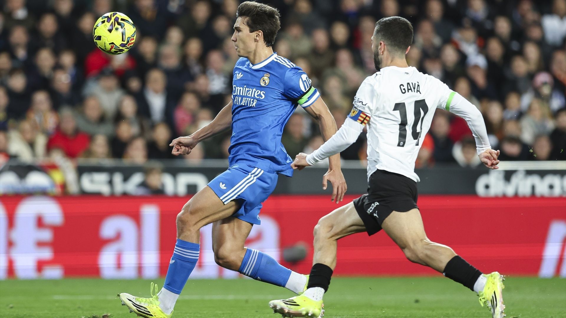 Gonzalo García busca el balón en el Valencia-Real Madrid