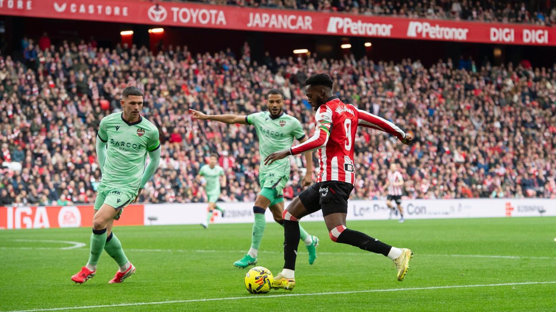 Iñaki Williams la conduce ante el Levante UD en San Mamés
