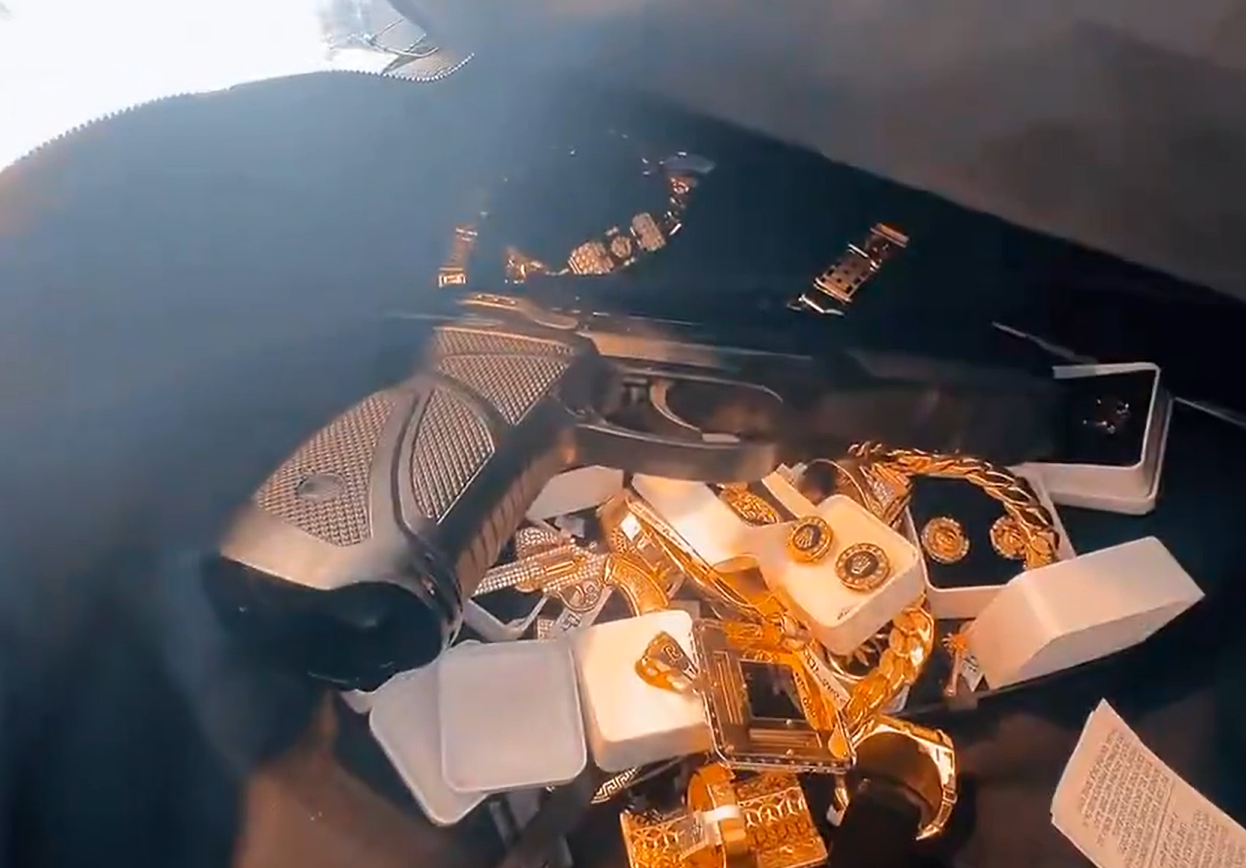 Joyas y arma simulada que tenía el joven en su mochila