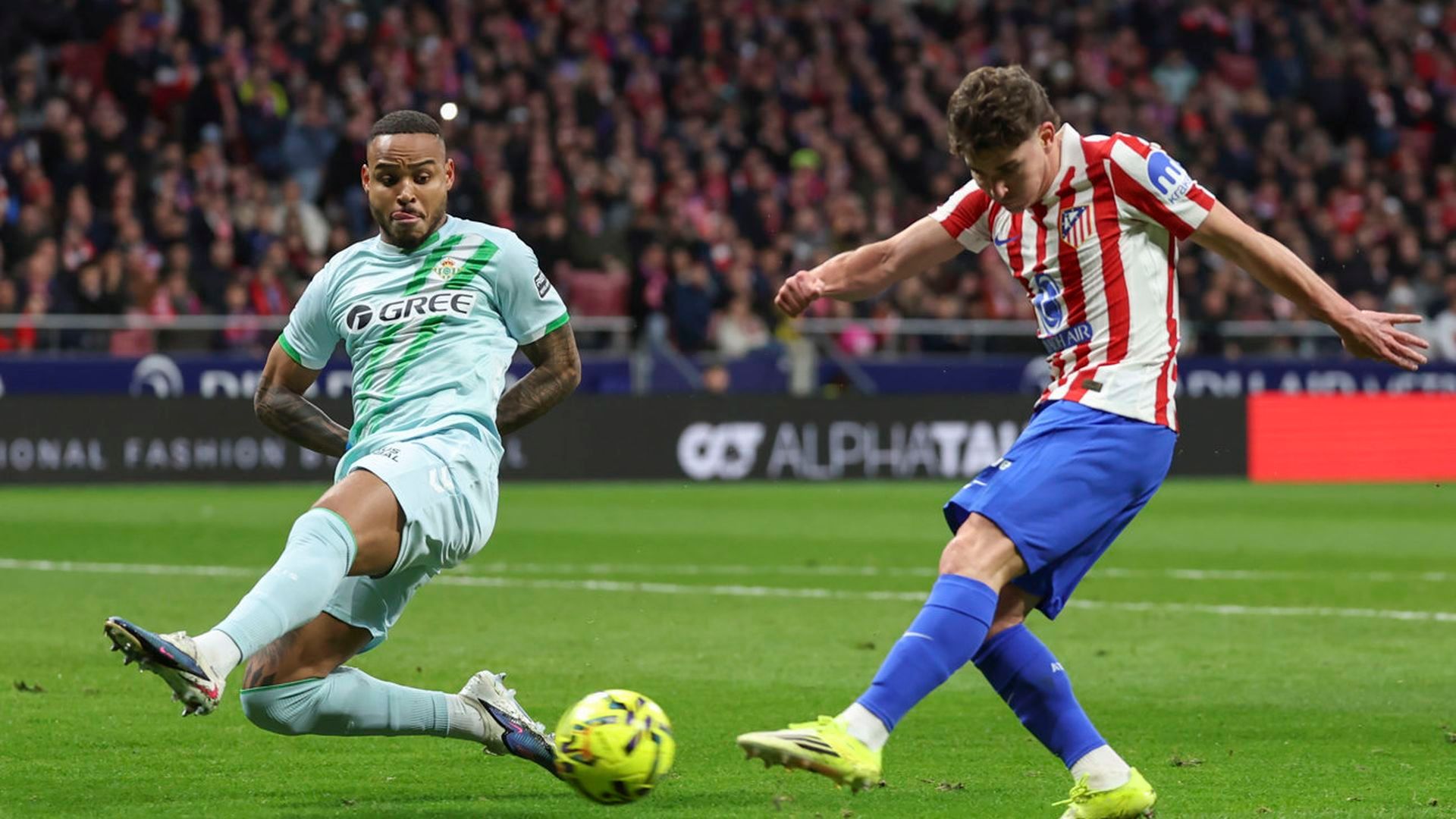 Julián Álvarez dispara en el Atlético-Betis