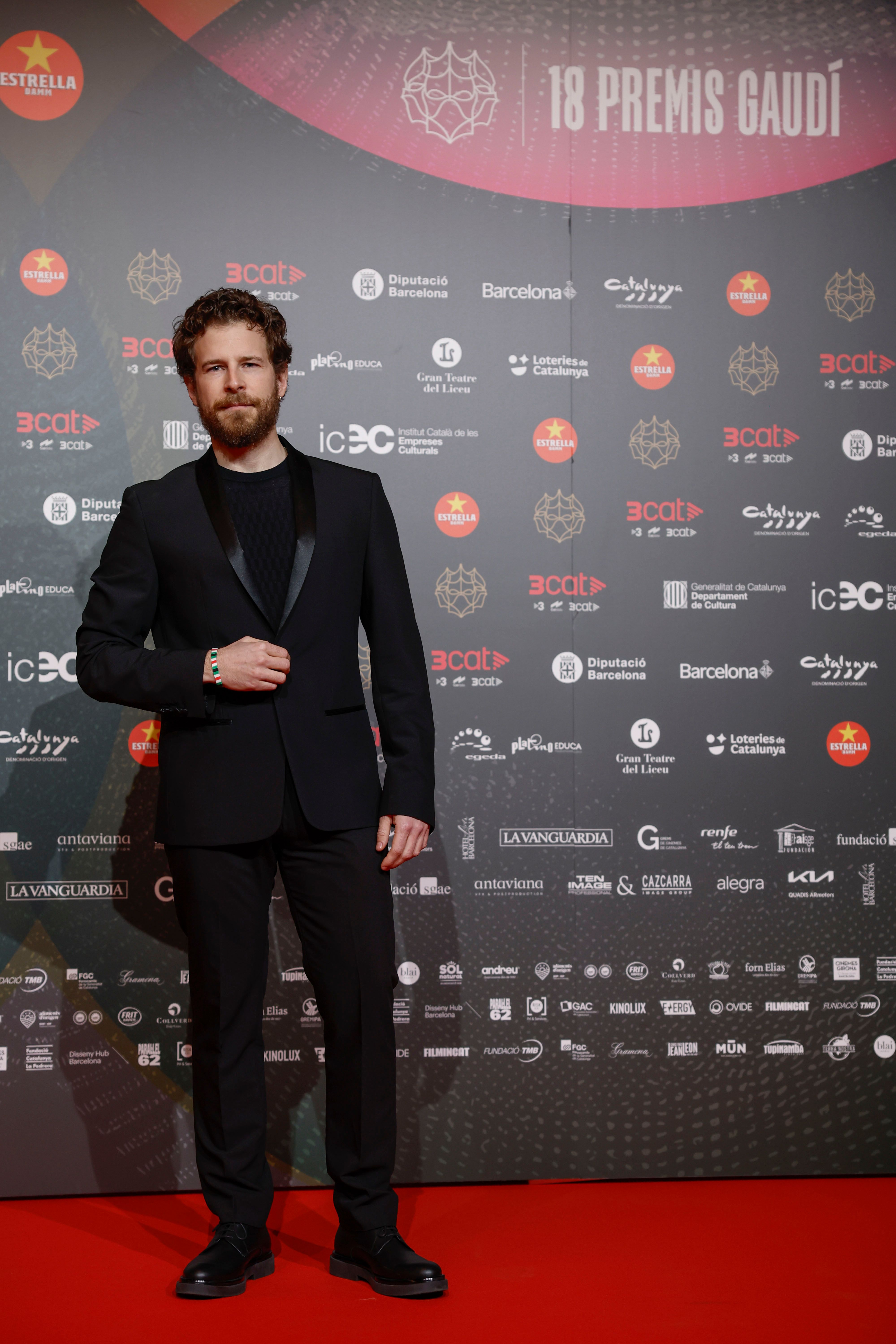 Álvaro Cervantes en la alfombra roja de los Premios Gaudí 2026