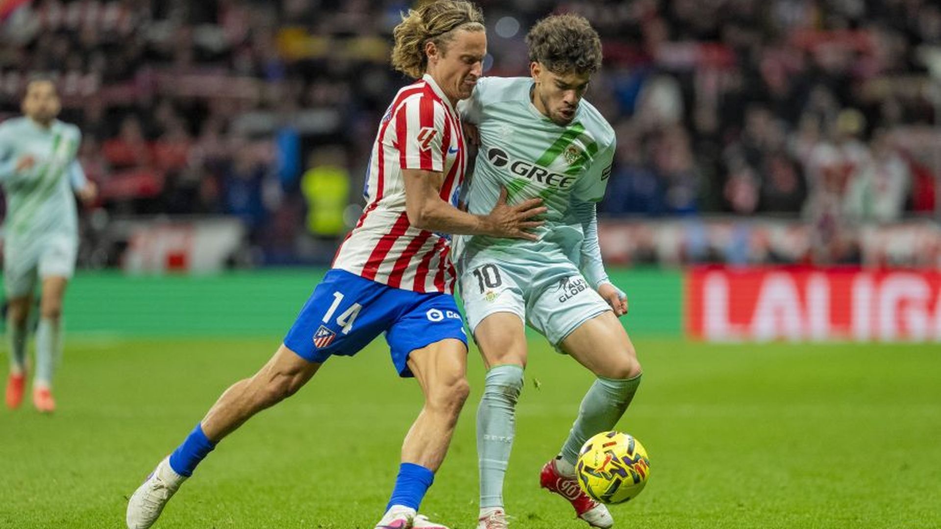 Llorente pelea un balón con Abde