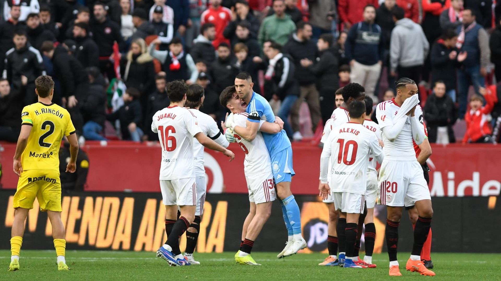 Los jugadores del Sevilla, celebrando con Vlachodimos