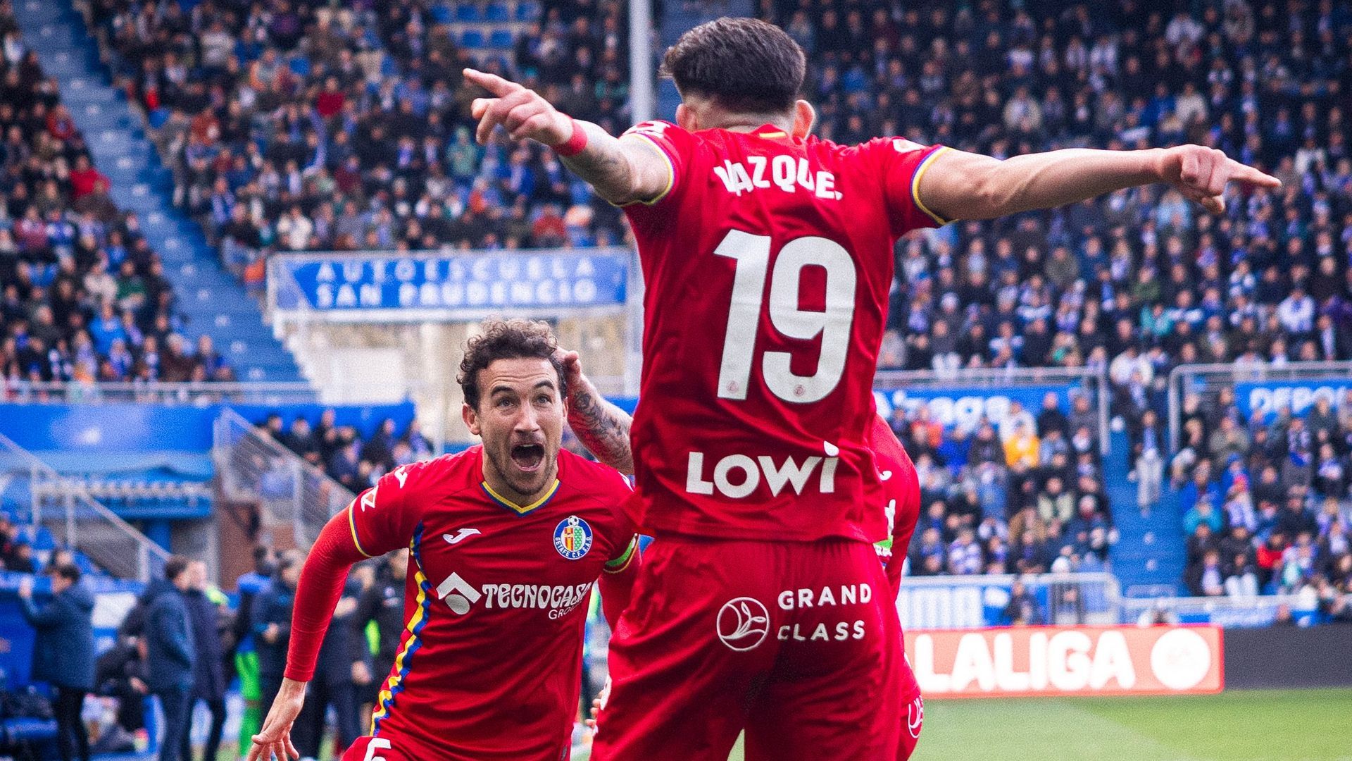 Luis Vázquez celebrando con Luis Milla Luis Vázquez celebrando con Luis Milla