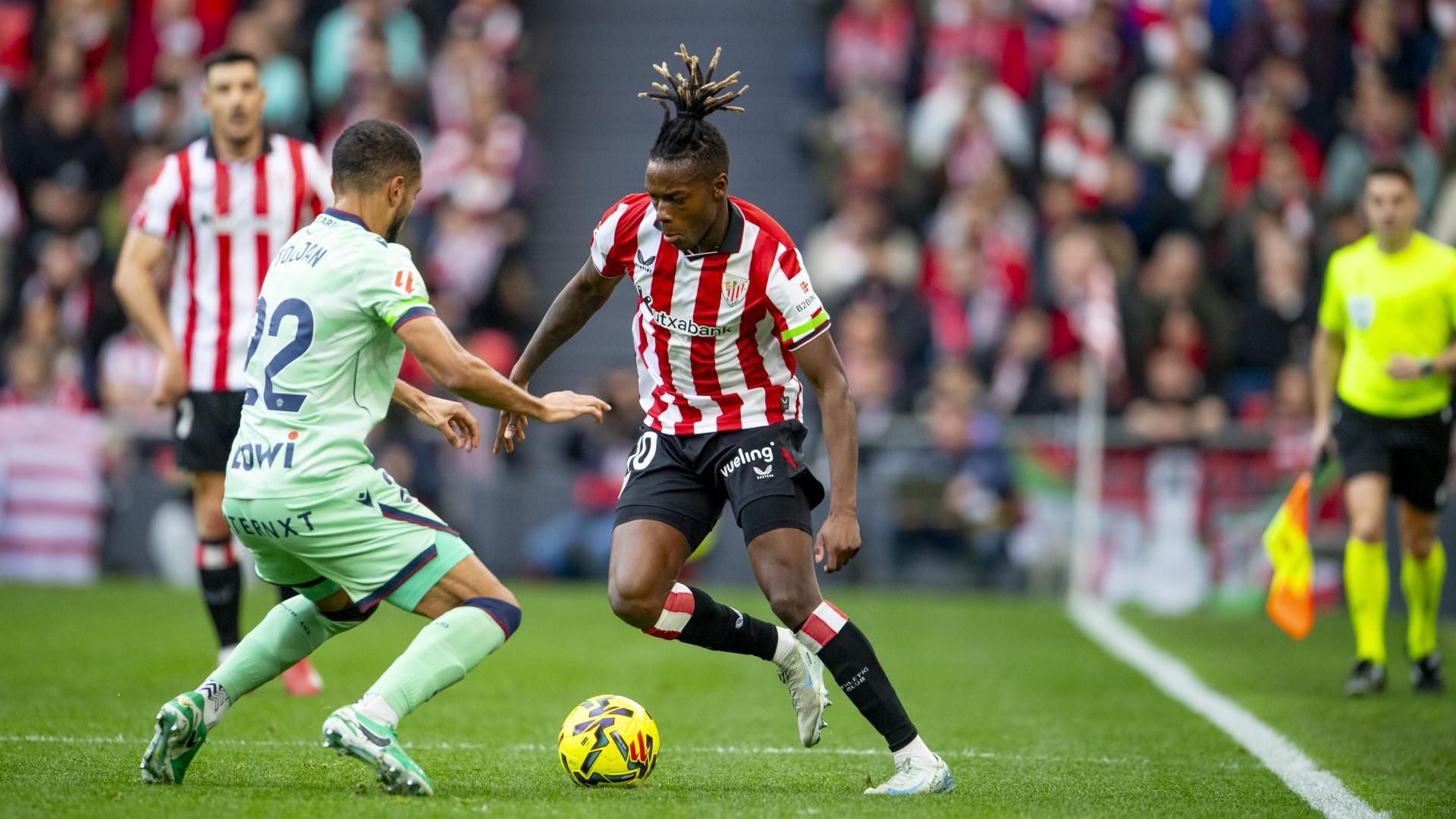 Nico Williams intenta el regate ante el Levante UD en San Mamés